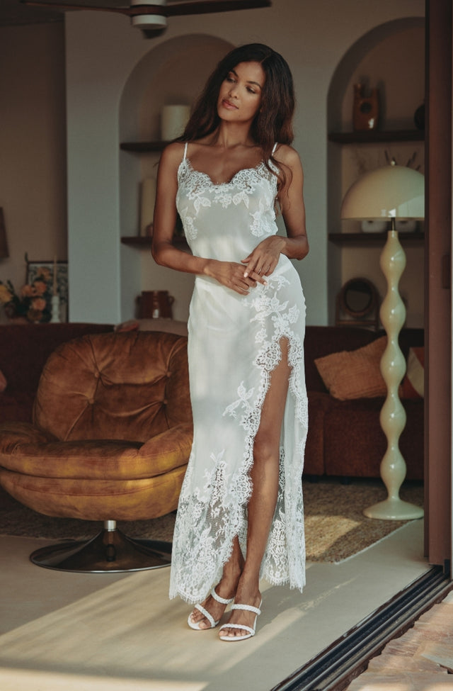 Nuisette longue sexy Calista en mousseline de soie et dentelle blanche