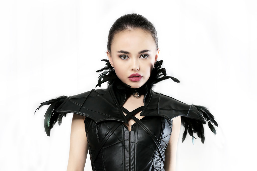 Col cuir noir nervuré à plumes Olivia